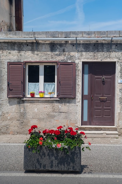 Schönes Fenster mit Blumen in einem alten mittelalterlichen Haus in Süditalien Wohnkomfort und Harmonie