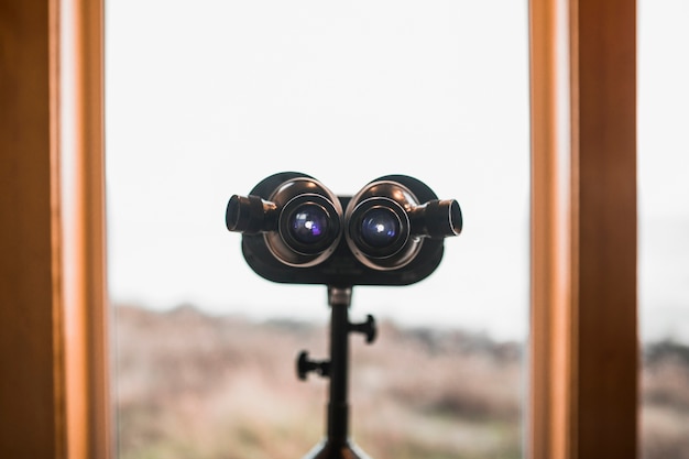 Foto schönes fernglas in der nähe von fenster