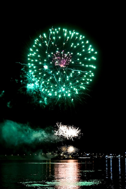 Schönes festliches Feuerwerk am Nachthimmel Feier