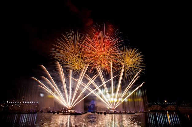 Schönes Feuerwerk am Nachthimmel