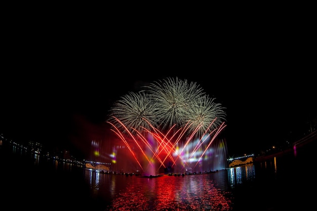 Schönes Feuerwerk am Nachthimmel