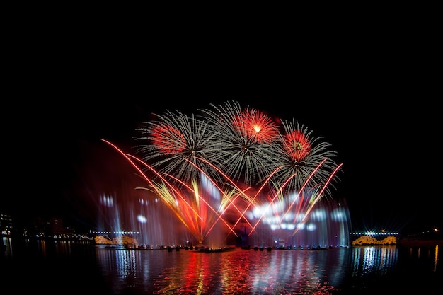 Schönes Feuerwerk am Nachthimmel