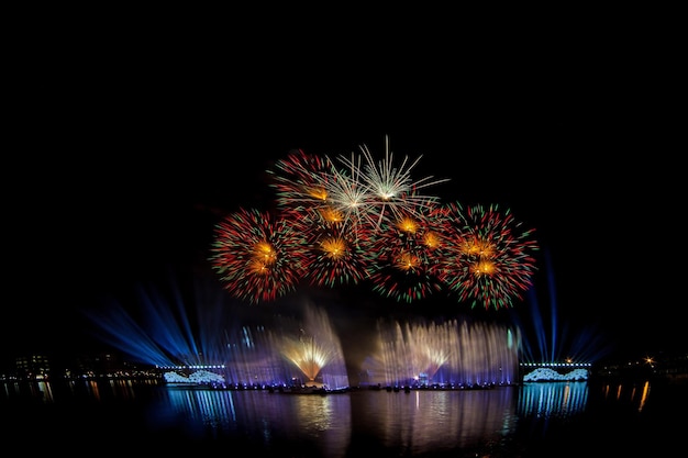 Schönes Feuerwerk am Nachthimmel