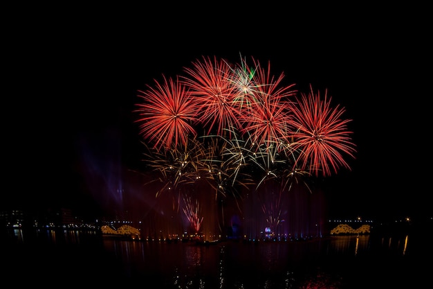 Schönes Feuerwerk am Nachthimmel