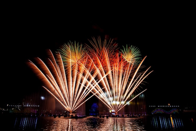 Schönes Feuerwerk am Nachthimmel