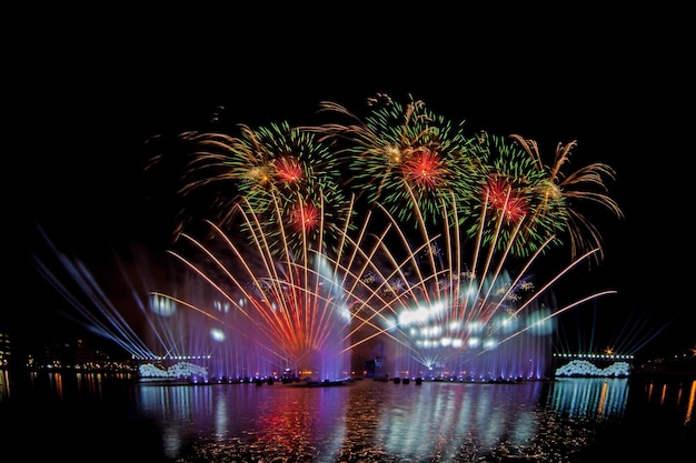 Schönes Feuerwerk am Nachthimmel