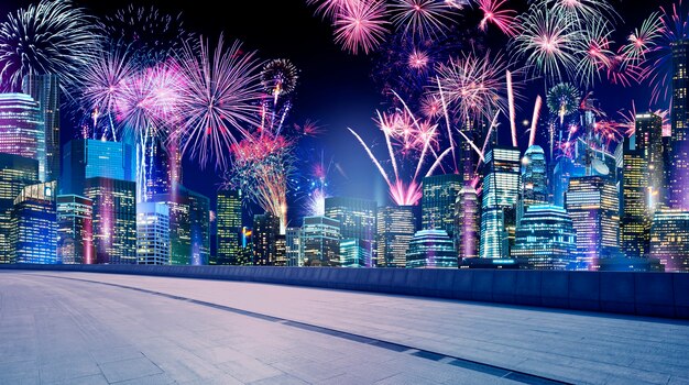 schönes Feuerwerk am Stadthintergrund