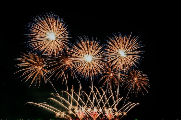 Schönes Feuerwerk auf dem Himmelshintergrund Neujahrskonzept 2022