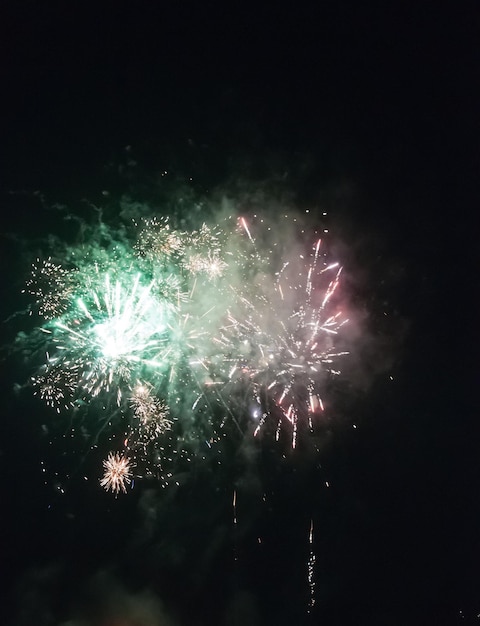 Schönes Feuerwerk in der Nacht