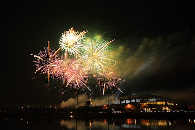 Schönes Feuerwerk über dem Stadion