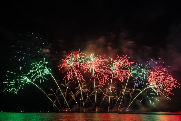 Schönes Feuerwerk zum Feiern über dem Meer