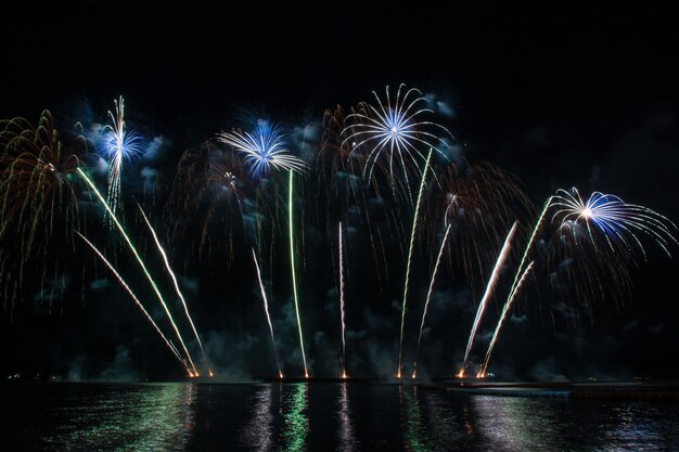 Schönes Feuerwerk zum Feiern über dem Meer