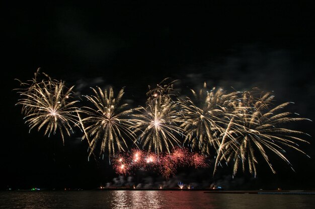 Schönes Feuerwerk zum Feiern über dem Meer