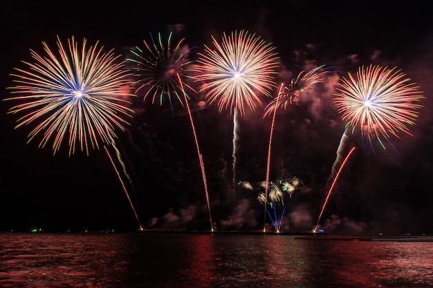 Schönes Feuerwerk zum Feiern über dem Meer