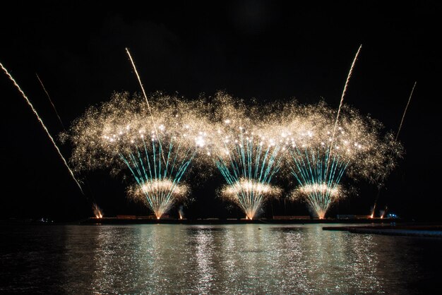 Schönes Feuerwerk zum Feiern über dem Meer