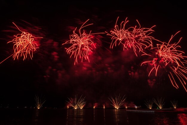 Schönes Feuerwerk zum Feiern über dem Meer