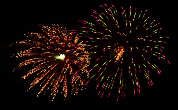 Schönes Feuerwerk zum Feiern über dem Meer