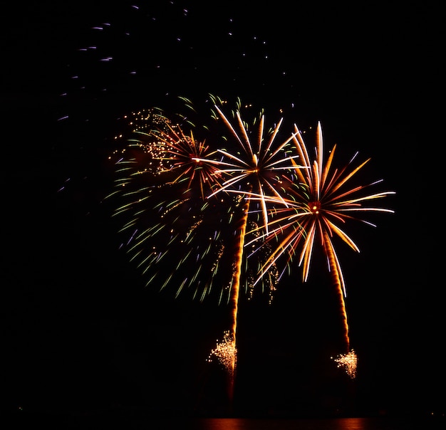 Schönes Feuerwerk zum Feiern über dem Meer