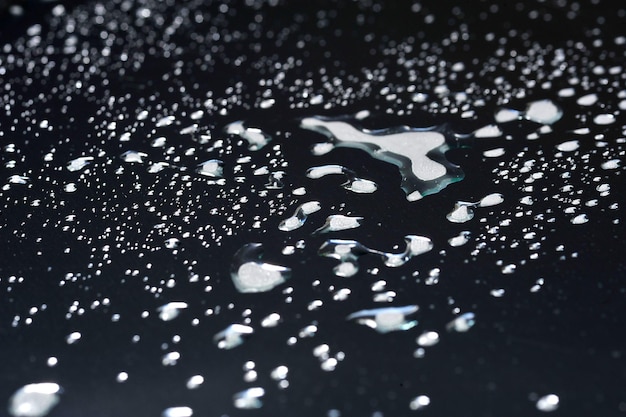 Schönes Foto von Wassertropfen auf Glas in verschiedenen Formen