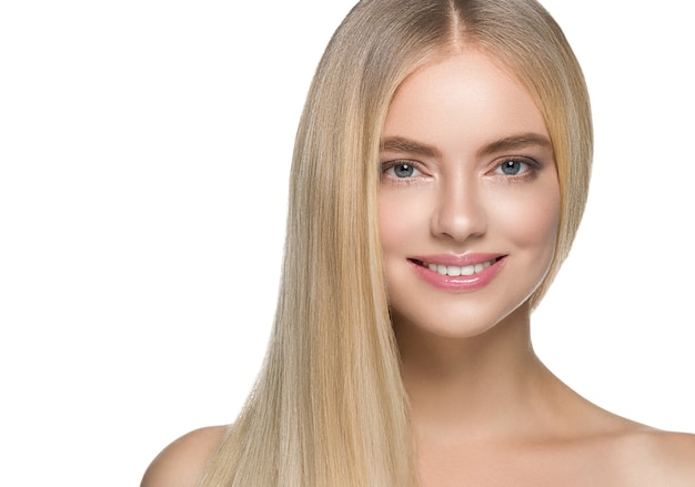 Schönes Frauengesicht junges Schönheitsmodell gesunde Haut blondes Haar langes glattes blondes Frisurlächeln