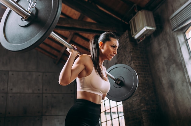 Schönes Frauentraining und funktionelles Training im Fitnessstudio