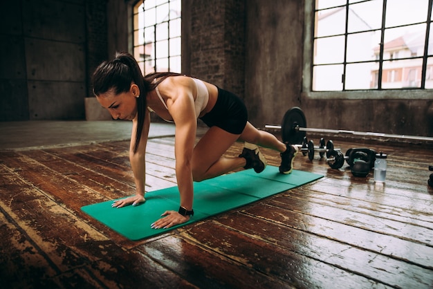 Schönes Frauentraining und funktionelles Training im Fitnessstudio