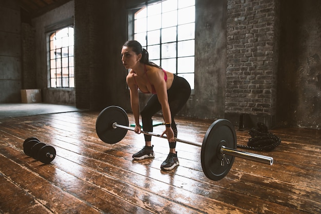 Schönes Frauentraining und funktionelles Training im Fitnessstudio