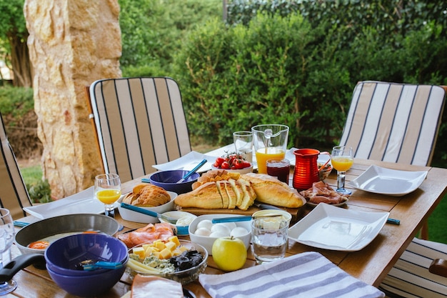 Schönes Frühstück auf dem Tisch Draufsicht Großer Tisch mit Essen Draufsicht Tisch mit Essen