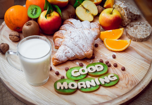 Schönes Frühstück. Milchfrüchte, Brot und Croissant.