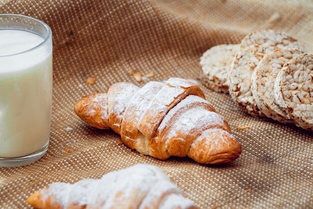 Schönes Frühstück. Milchfrüchte, Brot und Croissant.