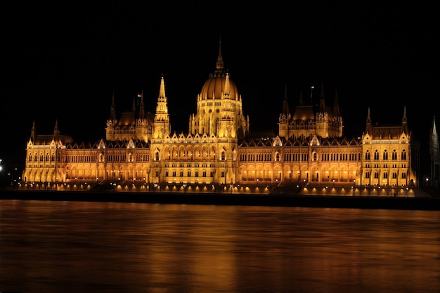 Schönes Gebäude des ungarischen Parlaments ist das Budapest in der Nacht, das von vielen Lichtern beleuchtet wird
