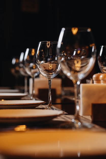 Schönes Gedeck des Luxusgeschirrs im Restaurant