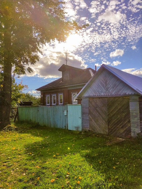 Schönes gemütliches Holzhaus im Dorf