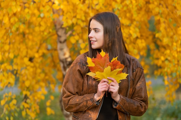 Schönes Gesicht Porträt natürliche Schönheit Herbstsaison Mode Mädchen genießen Wetter mit Herbstlaub