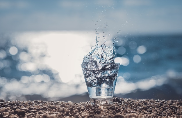 Schönes Glas mit Eis und reinem Mineralwasser