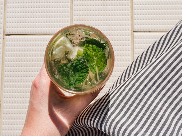 Schönes Glas mit erfrischenden Mojito und Eiswürfeln