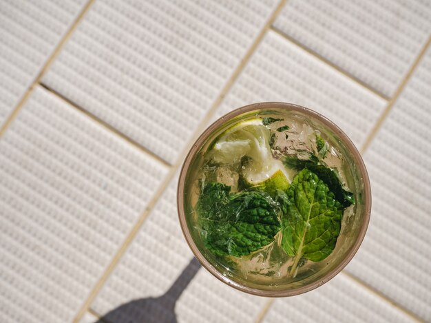 Schönes Glas mit erfrischenden Mojito und Eiswürfeln