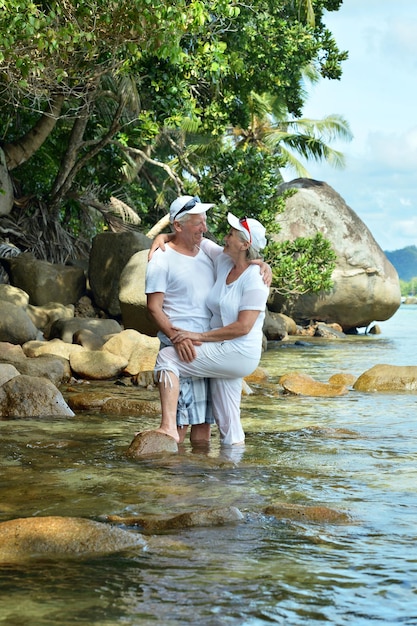 Schönes glückliches älteres Ehepaar ruht sich im tropischen Resort aus