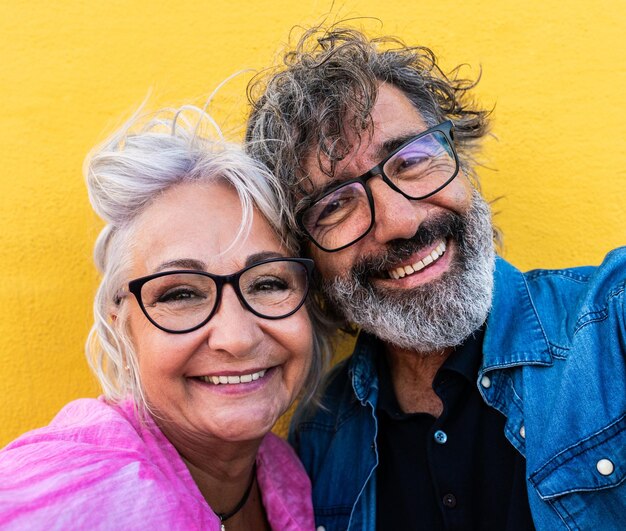 Schönes, glückliches Seniorenpaar verbindet sich im Freien