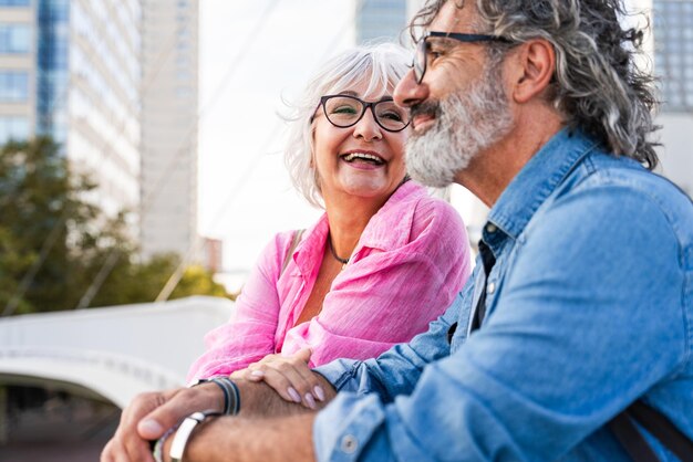 Schönes, glückliches Seniorenpaar verbindet sich im Freien