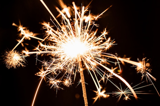 Foto schönes goldenes feuerwerkslicht des niedrigen winkels auf himmel