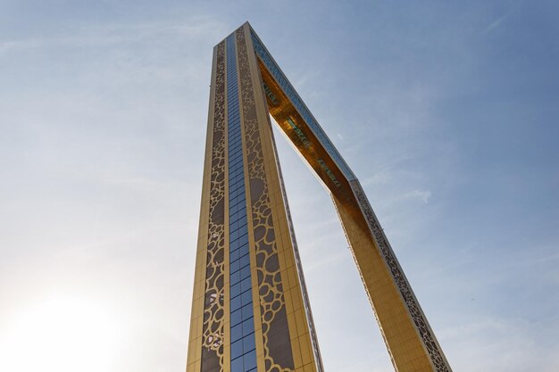 Schönes goldenes Rahmengebäude in Dubai