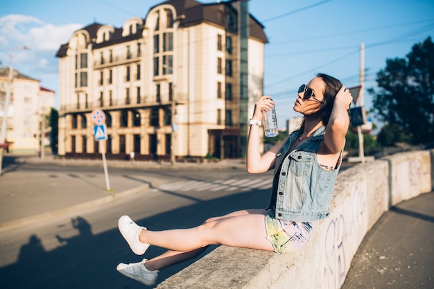 Schönes gril trinken in der stadt