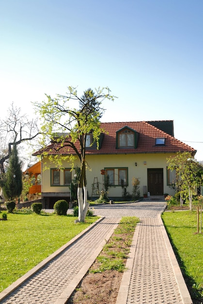 schönes Haus am sonnigen Tag