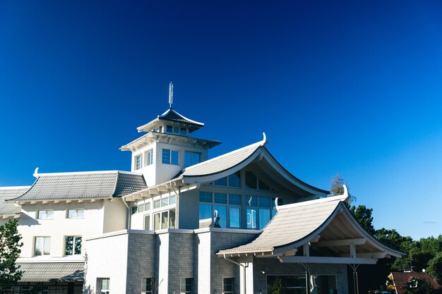 Schönes Haus im traditionellen japanischen Stil mit eleganten gekrümmten Dächern