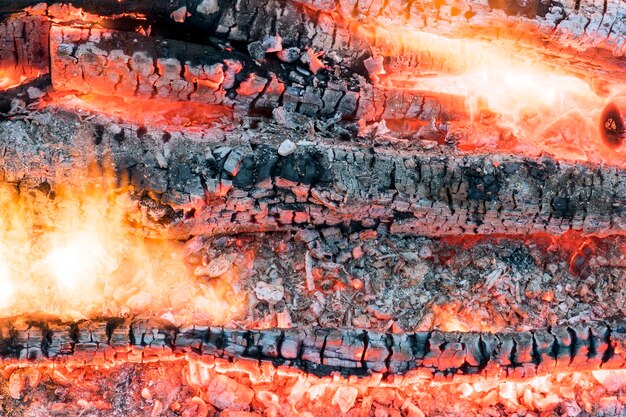 Schönes helles Feuer mit heißen Kohlen und Asche.