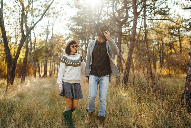 Schönes Hipster-Paar, das einander ansieht Paar mit schönen Hüten und Pullovern