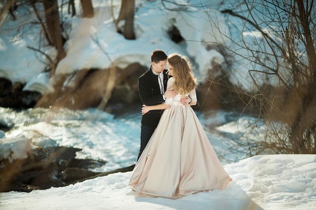 Schönes Hochzeitspaar am Fluss