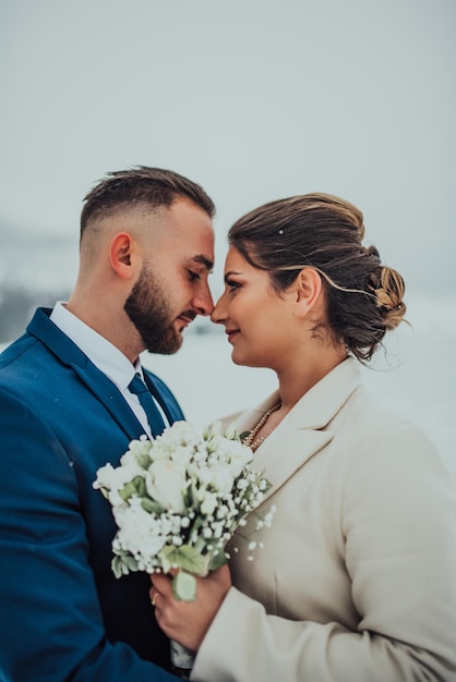 Schönes Hochzeitspaar auf ihrer Winterhochzeit