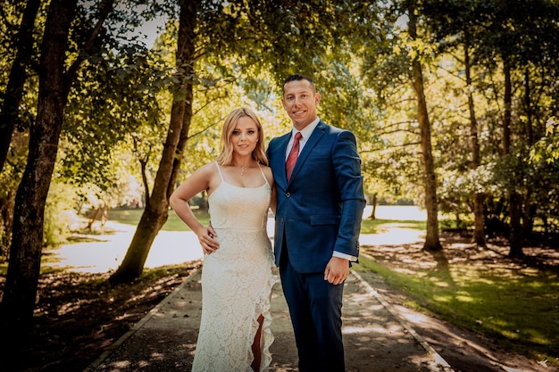 Schönes Hochzeitspaar fotografiert im Wald